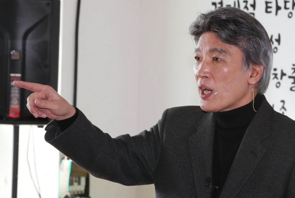 이달 6일 대전시장 출마 선언을 하고 있는 남충희 바른정당대전시당위원장.