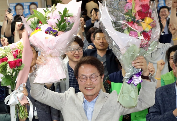 조희연 서울시교육감 후보가 13일 6·13 지방선거에서 당선이 확실하자 캠프에 마련된 개표 상황실에서 꽃목걸이를 목에 걸고 기뻐하고 있다.