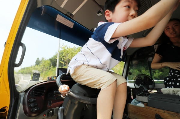 울산 남구 테크노산업로 도로에서 이화유치원 통학버스를 탄 어린이들이 차량 갇힘 사고 예방을 위해 경적 울리기 교육을 하고 있다. /뉴스1