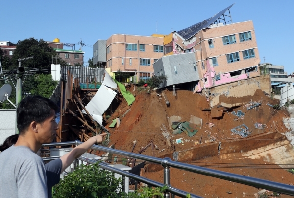 지난달 6일 지반붕괴 사고로 위태롭게 서 있는 서울상도유치원.