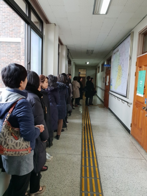 광주시교육청을 찾아 폐원 관련 서류를 받기 위해 줄을 선 사립유치원 원장들.