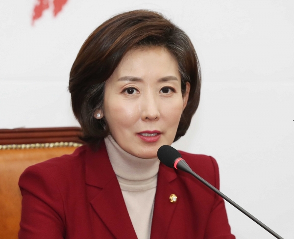 나경원 자유한국당 신임 원내대표가 11일 오후 서울 여의도 국회에서 기자회견을 갖고 당선 소감을 밝히고 있다.