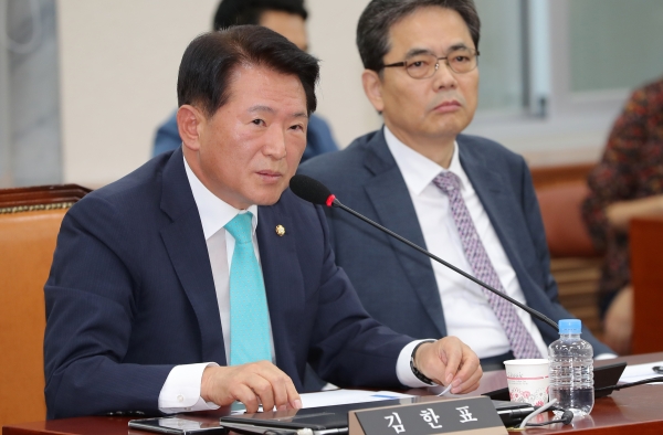 김한표 자유한국당 의원(왼쪽).