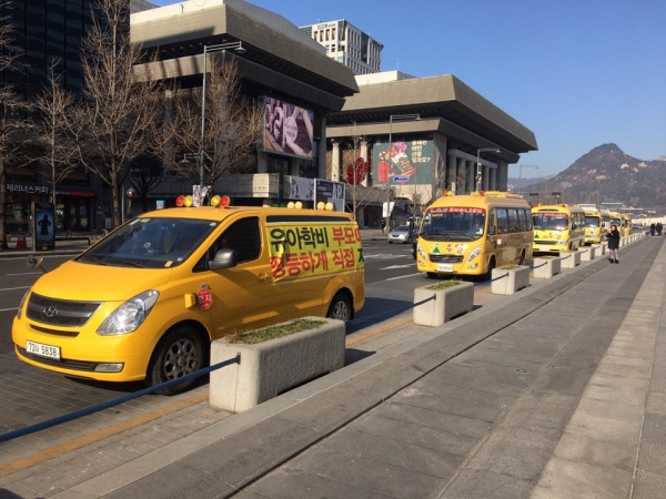 노란색 유치원 통학차량이 서울 화문 일대 도로 위를 지나고 있다.