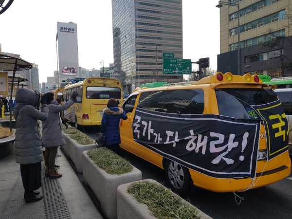노란색 유치원 통학차량이 서울 화문 일대 도로 위를 지나고 있다.
