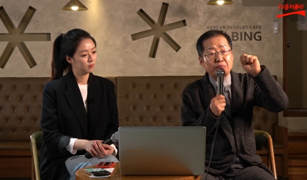 지난 26일 오후 부산 송도해수욕장의 한 카페에서 진행된 'TV홍카콜라 - 홍준표의 좋은세상 만들기' 게릴라 콘서트 모습.