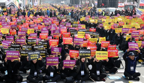 전국 사립유치원 원장과 교사들이 25일 서울 여의도 국회 앞에서 '교육부 시행령 반대 총궐기대회' 집회를 열고 '유아교육 말살하는 시행령 철회'를 촉구하고 있다
