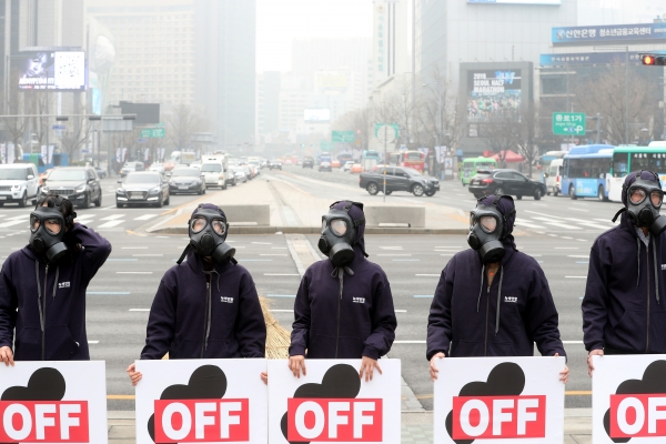녹색연합 활동가들이 6일 오전 서울 광화문 광장에서 석탄발전 OFF 미세먼지 BYE 피켓 퍼포먼스를 펼치고 있다. /뉴스1