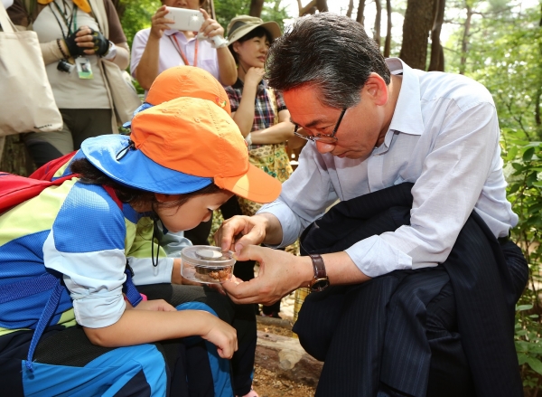 김영종 종로구청장이 삼청공원 유아숲 체험장에서 아동들의 체험활동을 살피고 있다.