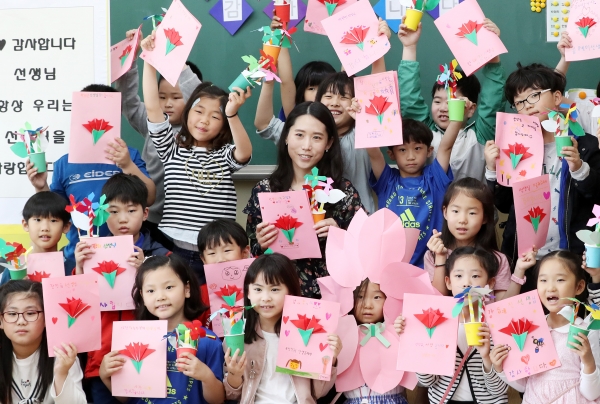 스승의 날을 하루 앞둔 14일 오후 경기도 수원시 장안구 파장초등학교에서 학생들이 선생님께 감사의 마음을 담은 종이 카네이션과 편지를 전하고 있다. /뉴스1