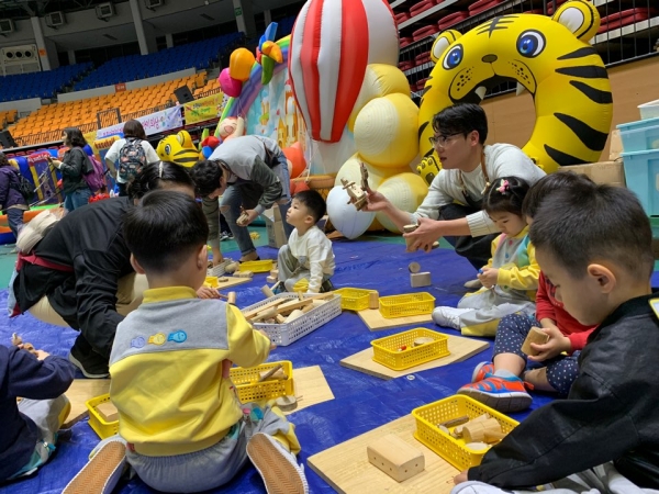 25일 수원종합운동장 실내체육관에서 수원시어린이집연합회 주관으로 열린  '2019 어린이날한마당 축제'. 아이들이 목공체험을 하고 있다.