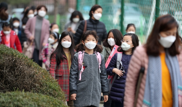 수도권 미세먼지 비상저감조치가 6일째 시행되고 있는 6일 오전 서울 영등포구 여의도초등학교에서 학생들이 마스크를 쓰고 등교하고 있다. /뉴스1