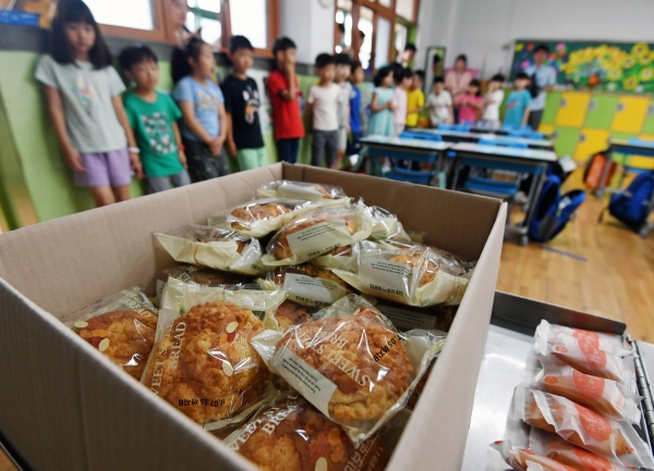 학교 비정규직 노동자들이 총파업에 들어간 3일 오후 서울의 한 초등학교에서 어린이들이 빵과 에너지바 등으로 마련된 대체 급식을 받고 있다. /뉴스1