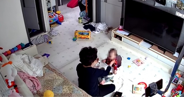 14개월 영아의 부모가 아이돌보미의 학대 영상을 공개하면서 강력한 처벌과 재발 방지를 요구했다. (유투브 캡처)