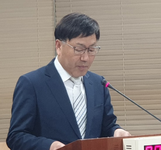 경기도의회 김종찬 의원이 상임위 심사에서 조례 제안 설명을 하고 있다.