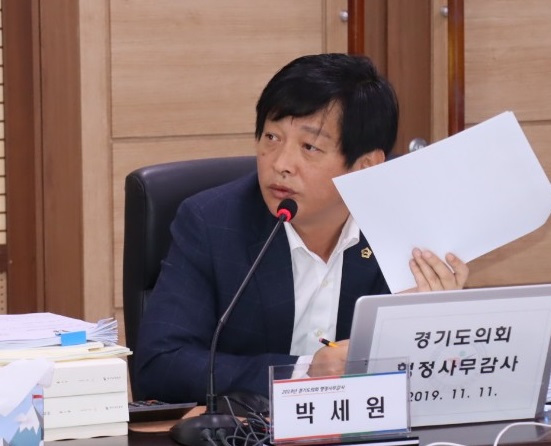 행정사무감사에서 교육기관의 초미세먼지 대처를 지적하고 있는 박세원 경기도의원.