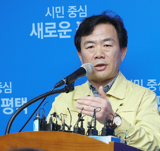 28일 우한 폐렴 관련 긴급 브리핑을 하고 있는 김영호 평택시 보건소장.