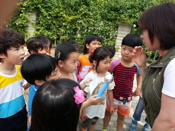 주민을 만나 설문조사를 하고 있는 어린이들.