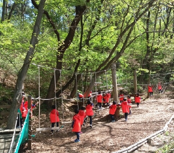 유아숲 체험 프로그램에 참여한 어린이들.