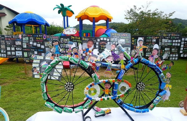 상아유치원 아이들이 음료수 캔으로 만든 자전거. 제대로 된 작품을 만들었다.