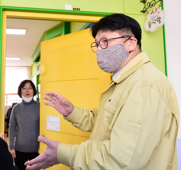 도성훈 인천광역시교육감은 11일 석암초등학교 돌봄교실을 방문, 학교 관계자들과 의견을 나누고 있다.