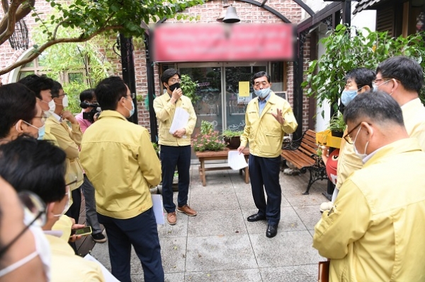 윤화섭 안산시장(사진 오른쪽 정면을 보고 있는 파란마스크 착용)이 지난 6월 식중독 사고 유치원을 방문한 모습.