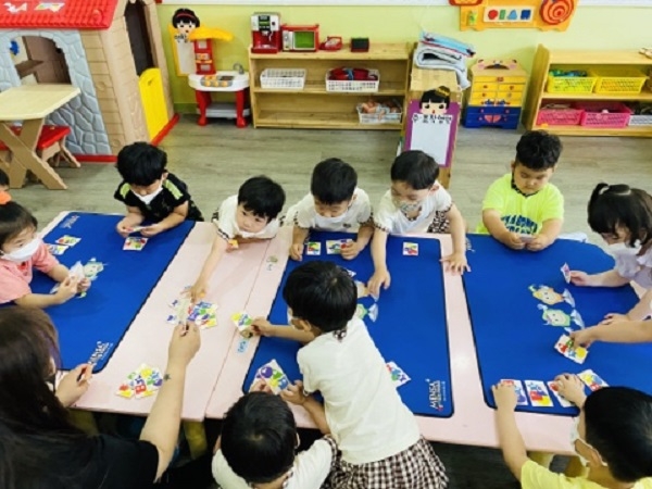 탐앤제인유치원의 교육은 인재를 양성하기 위한 창의 영재 교육 프로그램으로 특화돼 있다. 아이들이 멘사 게임을 하는 모습.