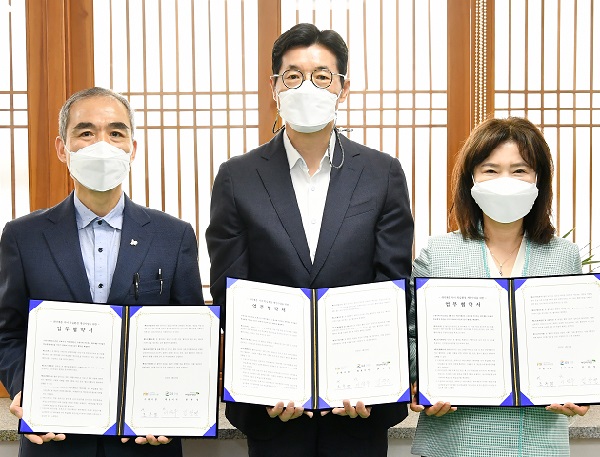 조무영 제2부시장(왼쪽부터), 이덕우 ㈜GS건설 본부장, 김창연 초록우산 어린이재단 본부장이 협약서에 서명한 후 함께하고 있다.