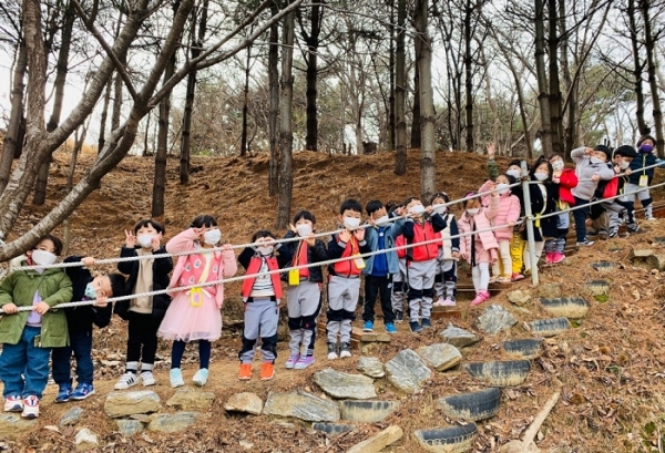 숲산책을 하는 아이들.