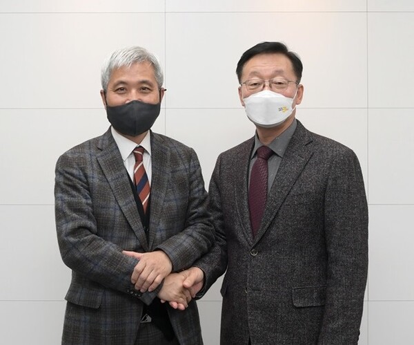 왼쪽부터 곽상욱 경기시장군수협의회장, 김덕섭 경기남부자치경찰위원장.