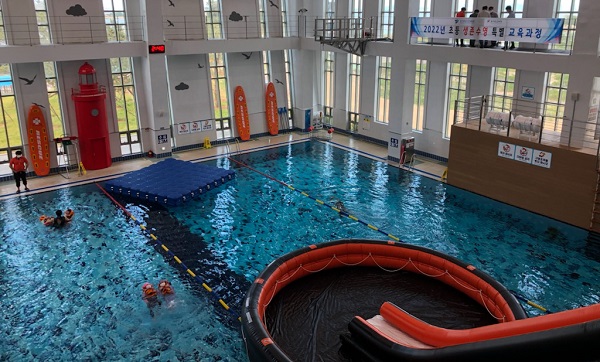 초등생 생존수영 시범 수업이 열리는 경기해양안전체험관.