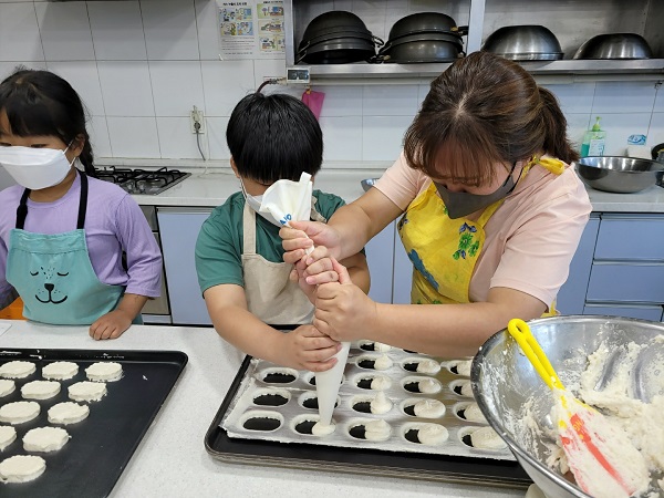 쿠키 만들기 체험을 하고 있는 어린이들.