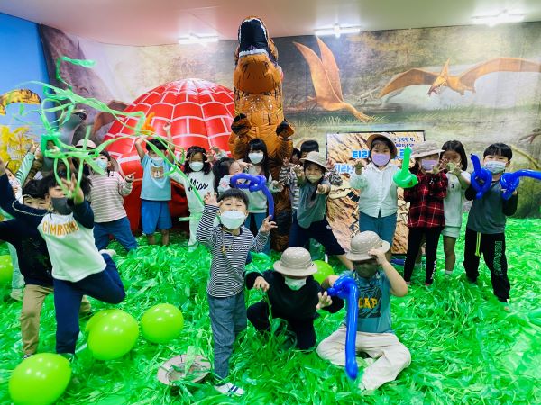 성불유치원은 놀이동산처럼 유아들에게 즐겁고 행복한 유치원이다. 공룡 테마 놀이를 하고 있는 아이들.