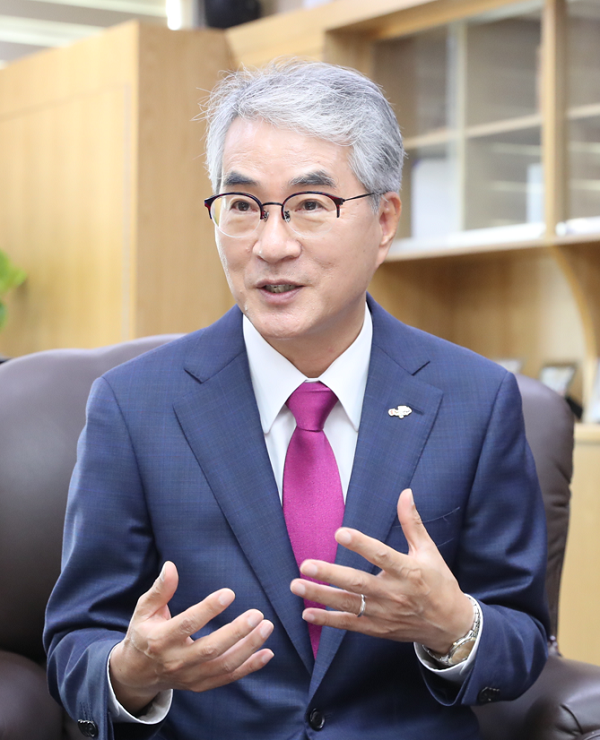 박종훈 교육감은 차별 없는 유아교육을 위해 유치원 무상교육을 추진하고 있다.