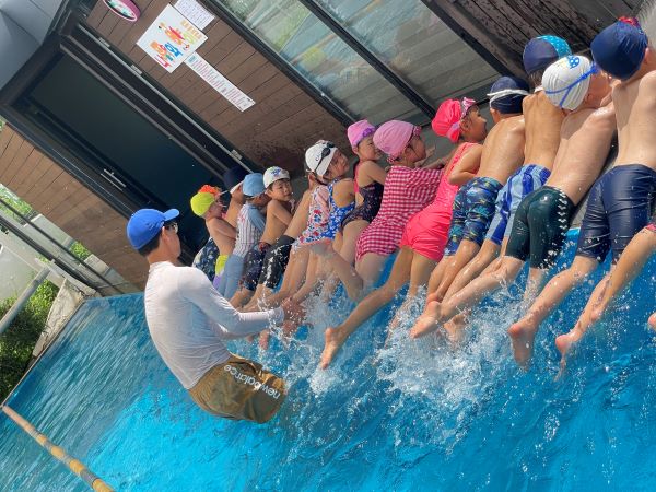 유치원 수영장에서 수영을 배우는 아이들. 나무와아이들 원생들은 생활체육 활동도 활발하다.