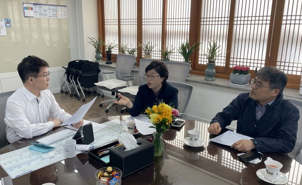 황인국 수원시 제2부시장(왼쪽 1번째)과 박옥분 경기도의원(왼쪽 2번째), 박현준 경기비정규직지원센터 소장(오른쪽 1번째)이 간담회에서 이야기하고 있다.