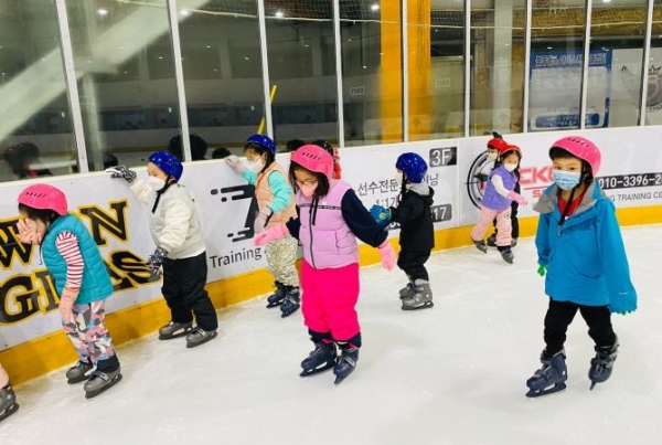 아이스링크에서 스케이트를 타는 7세반 아이들.